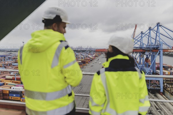 (R-L) Annalena Bärbock (Bündnis 90/Die Grünen), Federal Foreign Minister, and Patrick Krawutschke, Managing Director of Container Terminal Altenwerder, during a visit to a container gantry crane at Container Terminal Altenwerder during the Foreign Minister's trip to Germany in Hamburg, 26 July 2024. /