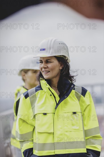 Annalena Bärbock (Bündnis 90/Die Grünen), Federal Foreign Minister, photographed during a visit to a container gantry crane at the Altenwerder container terminal during the Foreign Minister's trip to Germany in Hamburg, 26 July 2024. /