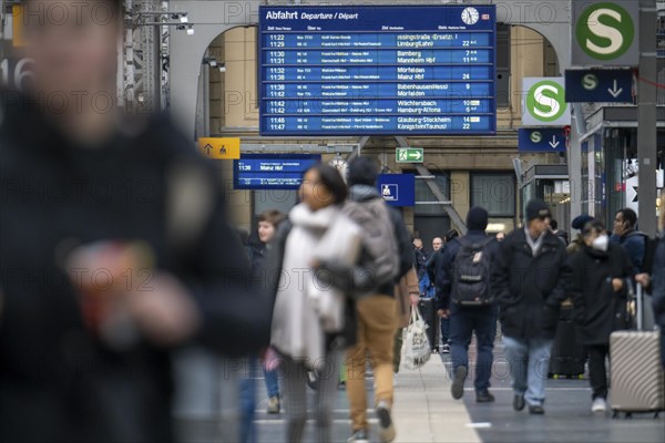 Station concourse, display board, timetable, travellers in the main station of Frankfurt am Main, Hesse, Germany, Europe