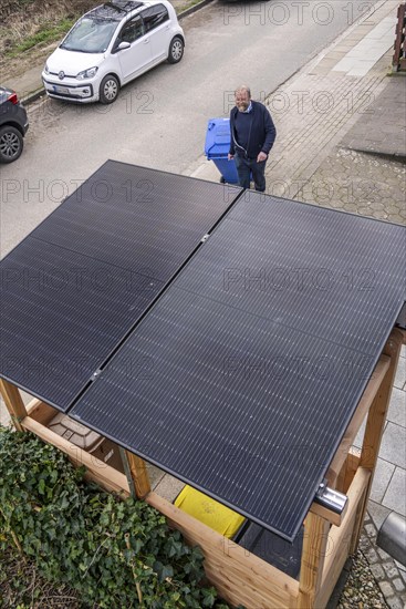 Detached house with various solar modules, in addition to solar panels on the roof of the house, plug-in solar modules are mounted on a dustbin box as a roof, Essen, North Rhine-Westphalia, Germany, Europe