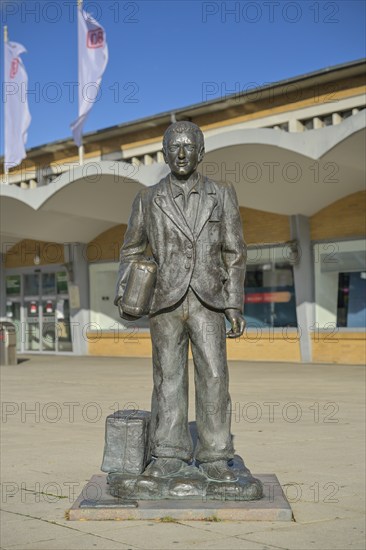 Sculpture L'Emigrante, The Emigrant by Quinto Provenziani in front of the main railway station, Wolfsburg, Lower Saxony, Germany, Europe