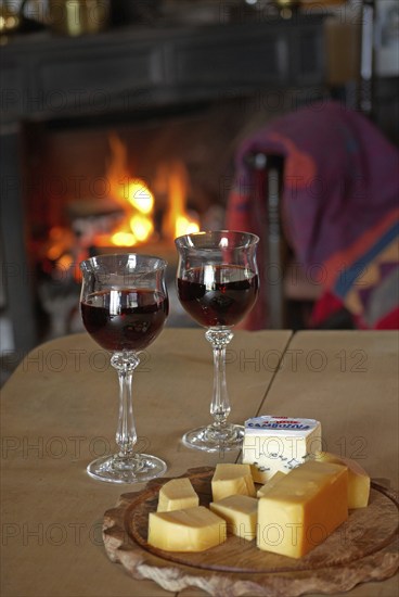 Red wine in glasses, nutrition, food, alcohol, food culture, open fire, romance, cheese platter, Hamburg, Hamburg, Federal Republic of Germany