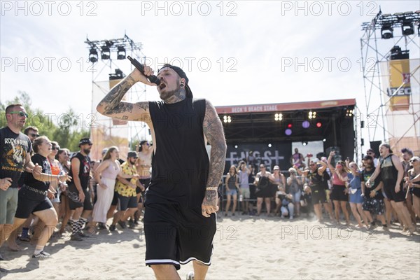 Matthias Engst, singer of the band Engst on the beach in front of the Becks Beach Stage at the Highfield Festival on Saturday, Störmthaler See, 17/08/2024