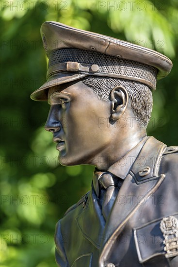 Bronze statue, monument to rock singer Elvis Presley, King of Rock 'n' Roll in uniform of the 3rd US Armoured Division Spearhead, bridge over the Usa River, Usa Bridge, spa garden, Bad Nauheim, Wetterau, Hesse, Germany, Europe