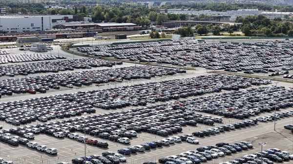 Volkswagen new cars standing in a car park at the Volkswagen plant, Wolfsburg, 29.09.2024. The Volkswagen Group has announced cost-cutting measures for its German plants, Wolfsburg, Lower Saxony, Germany, Europe