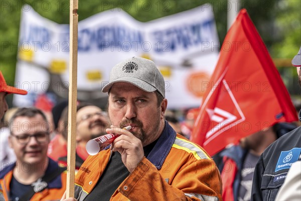 Demonstration by many thousands of steelworkers in front of the ThyssenKrupp headquarters in Essen against massive job cuts following the involvement of a foreign investor in the company, massive criticism of Group CEO Miguel López, North Rhine-Westphalia, Germany, Europe