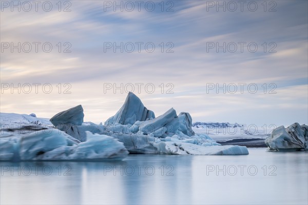 Jökulsarlon glacier lagoon, icebergs with glacier, Vatnajökull National Park, Hornafjörður, South Iceland, Iceland, Europe