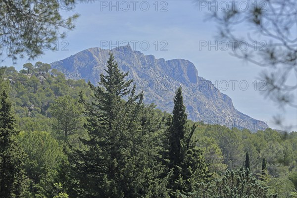 Summit Croix de Provence 946m, mountains, rock massif, rocks, landscape, Montagne Sainte-Victoire, Bouches-du-Rhône, Provence, France, Europe