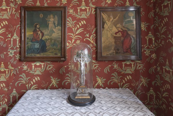 Chest of drawers with pictures of saints in the parlour, around 1900 in the Häckerhaus built in 1793, today Häckermueum, Mittelstraße 34, Gärtnerstadt, Bamberg, Upper Franconia, Bavaria, Germany, Europe