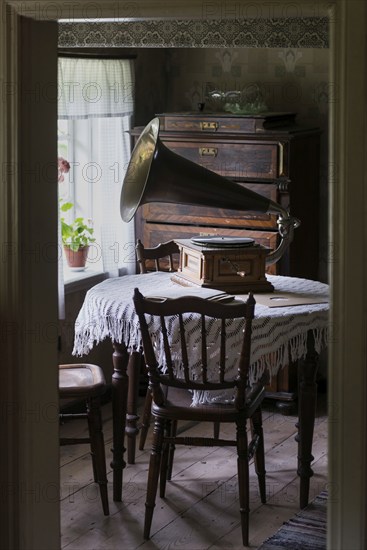 Gramophone in an old Swedish living room, living, lifestyle, history, historical, table, living, old, living space, tradition, traditional, music, record player, record, cottage, farmhouse, fern house, country life, furnishing, Sweden, Scandinavia, Europe