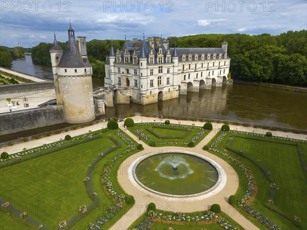 Castle and gardens with central fountain and geometric gardens by the river and under a cloudy sky, aerial view, Chenonceau Castle, Château de Chenonceau, moated castle, Chenonceaux, France, Europe