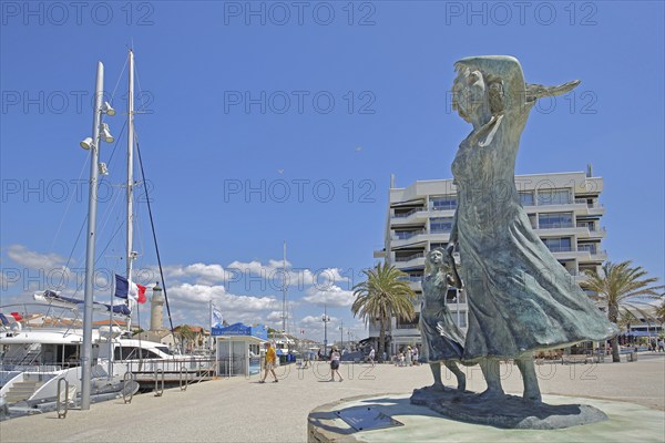 Sculpture L'Esperance by Ali Salem 2014, harbour, skyscraper, woman, hold, hand, head, arm, up, look, look, bronze, cut-out, marina, yachts, Le Grau-du-Roi, Camargue, Provence, France, Europe