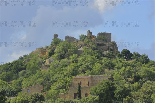 Ruin on the hill, landscape, Vernègues, Vernegues, Bouches-du-Rhône, Provence, France, Europe