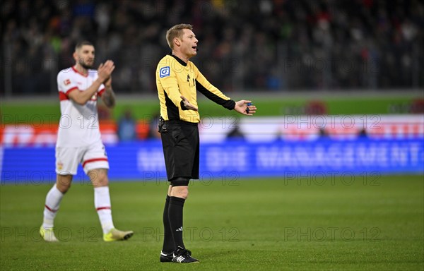 Referee Referee Christian Dingert Gesture Gesture Jeff Chabot VfB Stuttgart (24) applauds Voith-Arena, Heidenheim, Baden-Württemberg, Germany, Europe