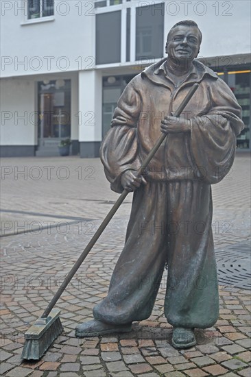 Sculpture Harry von de Gass by Waldemar Schröder 2008, bronze figure, male figure, alleyway sweeper, alleyway sweeper, alleyway worker, worker, alleyway cleaner, broom, cleaning, cleaning, sweeping, sweeping, dialect, von, der, Gasse, Straße, Rodergasse, Idstein, Taunus, Hesse, Germany, Europe