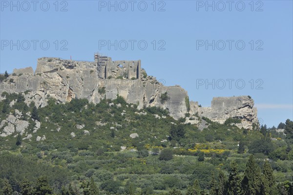 Castle ruins with rocks from the mountain village of Les Baux-de-Provence Alpilles, Alpilles, Bouches-du-Rhône, Provence, France, Europe