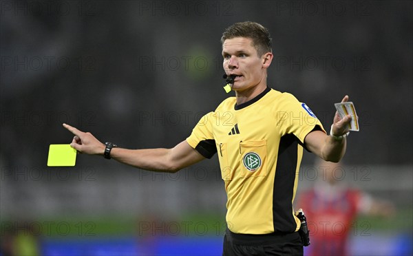 Referee Referee Dr Florian Exner Gesture Gesture shows yellow card yellow warning Voith-Arena, Heidenheim, Baden-Württemberg, Germany, Europe