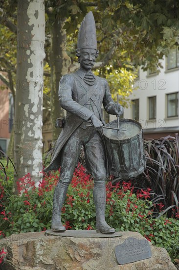 Gardetrommler vom Wolfgang Oester 1995, Mainzer Prinzengarde, Faschingsverein, Fastnacht, Fasching, Trommler, bronze, sculpture, drum, trommeln, Schillerplatz, Altstadt, Mainz, Rheinhessen, Rheinland-Pfalz, Germany, Europe