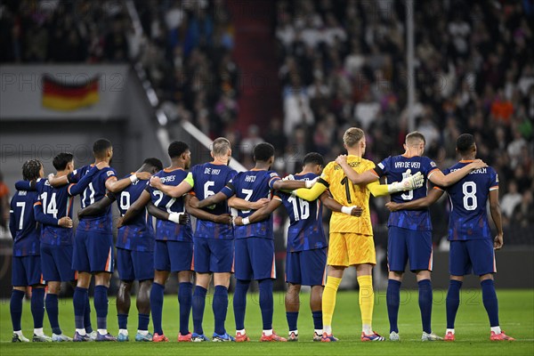 National team of the Netherlands, Holland, from behind, remembrance, mourning, minute's silence in memory of Johan Neeskens NED and Dieter Burdenski GER, UEFA Nations League international match Germany vs. Netherlands, Allianz Arena, Munich, Bavaria, Germany, Europe