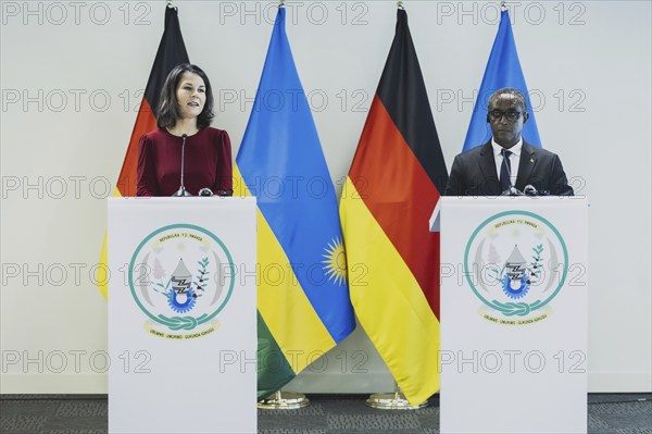 (L-R) Annalena Baerbock (Buendnis 90 Die Gruenen), Bundesaussenministerin, und Vincent Biruta, Aussenminister von Ruanda, aufgenommen im Rahmen einer Pressekonferenz nach einem gemeinsamen Gespraech in Kigali, 18.12.2023. Baerbock reist nach Ruanda fuer