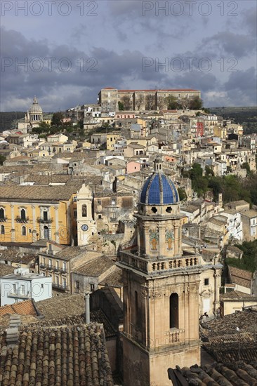 City of Ragusa, in front the steeple of the church of Santa Maria dell Itria, behind it the houses of the late Baroque district of Ragusa Ibla, Unesco World Heritage Site, Sicily, Italy, Europe