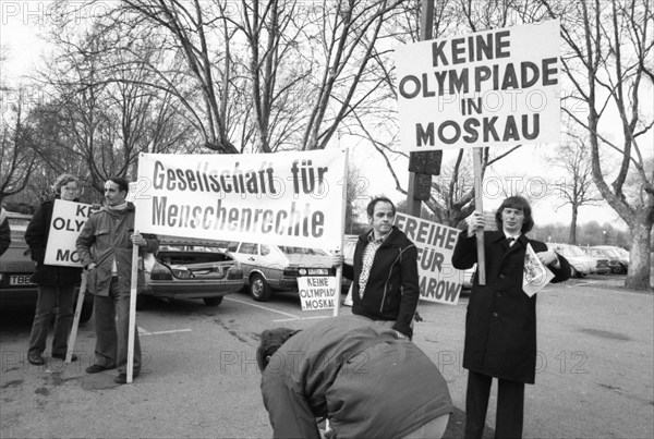 The Yes and No to the 1980 Moscow Olympics brought protesters to the Westfalenhalle on 20.4.1980 in Dortmund, Germany, Europe