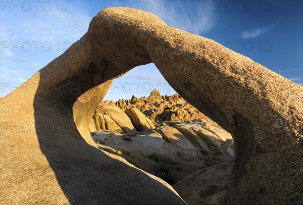 Mobius Arch, rock arch of eroded granite rock, Alabama Hills, Lone Pine, California, USA, North America