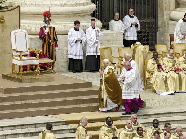 Pope Benedict XVI Joseph Ratzinger, Inauguration Ceremony 24. 04. 2005, St. Peter's Cathedral, St. Peter's Basilica, Piazza San Pietro, St. Peter's Square, Vatican, Rome, Lazio, Italy, Europe