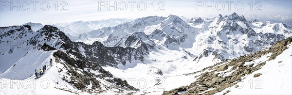 Ski tourers at the ski depot, view of snow-covered mountain panorama, view from Sulzkogel, behind summit Hochreichkopf, Acherkogel, Wechnerkogel and Maningkogel, Kühtai, Stubai Alps, Tyrol, Austria, Europe