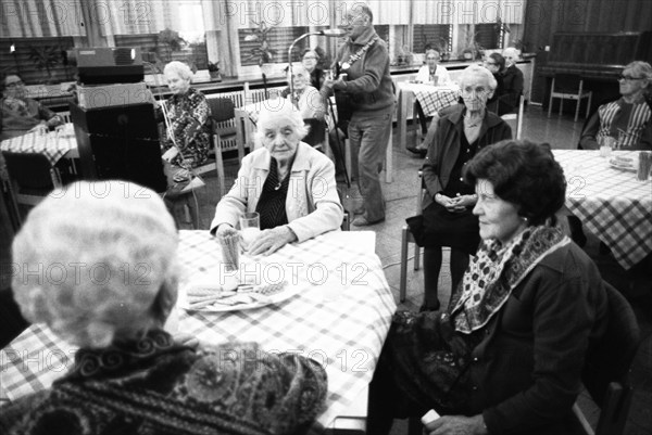 The senior citizens' organisation Grey Panthers entertain residents of a retirement home on 17.03.1980 in Hagen, Germany, Europe