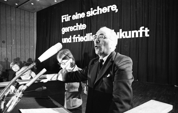 Peace and disarmament are the topics of a conference of the peace movement on 08.12.1974 in Bad Godesberg.N.N. at the lectern, Germany, Europe