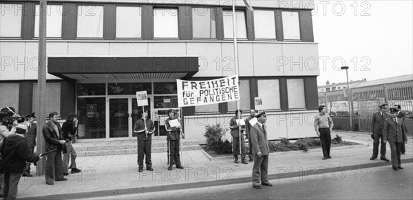 Protests by the Society for Human Rights and the Association of Victims of Stalinism for the Freedom of Political Prisoners in the GDR in front of the Permanent Representation in Bonn, Germany on 8 May 1975