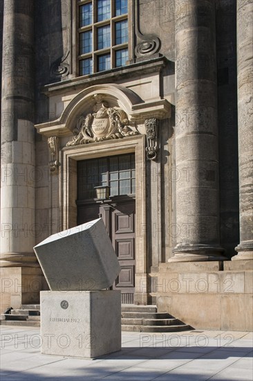 At the southern portal of the Kreuzkirche is a memorial commemorating the 1982 Peace Forum. It shows the date of 13 February 1982 and a bronze plaque with the symbol Swords to Ploughshares. You can read more about the events of 1982 here