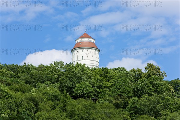 The white Radebeul water tower from 1917, also known as the Franzosenturm, which can be seen from afar on the edge of the slope in Radebeul-West, is a technical monument that characterises the townscape. The address Am Wasserturm at the end of Burgstraße 5 belongs to Kötzschenbroda Oberort