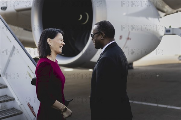 Annalena Baerbock (Buendnis 90 Die Gruenen), Bundesaussenministerin, aufgenommen nach ihrer Ankunft mit Vincent Biruta, Aussenminister von Ruanda, in Kigali, 18.12.2023. Baerbock reist nach Ruanda fuer bilaterale Gespraeche sowie zur Eroeffnung der erste