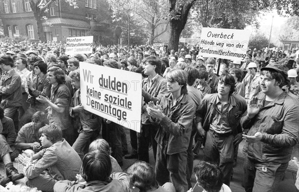 IG Metall warning strike at Hoesch AG Westfalenhuette to preserve co-determination on 29.07.1980 in Dortmund, Germany, Europe