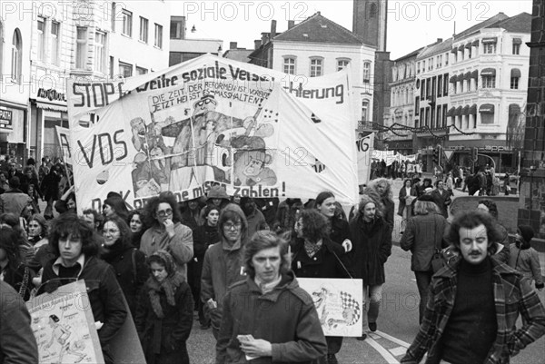 Students, mostly from universities in North Rhine-Westphalia, demonstrated through Bonn city centre for more education subsidies (Bafoeg) and wages and against inflation on 5.12.1974, Germany, Europe