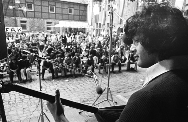 Discussion, song and dance should bring natives and migrants closer together - according to the organisers of the Kemnade - here in 1975 on 28.06.1975 in Bochum, Germany, Europe