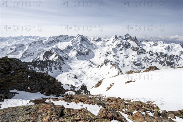 View of snow-covered mountain panorama, view from Sulzkogel, behind summit Hochreichkopf, Acherkogel, Wechnerkogel and Maningkogel, Kühtai, Stubai Alps, Tyrol, Austria, Europe