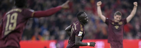 Goal celebration Sadio Mané FC Bayern Munich FCB, with Marcel Sabitzer Bayern FC Munich FCB, Alphonso Davies Bayern FC Munich FCB, Allianz Arena, Munich, Bavaria, Germany, Europe