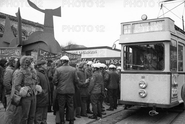 Demonstrations from 1-5 April 1975 in the centre of Hanover, which became traditional under the heading Red Dot, opposed fare increases for trains and buses, Germany, Europe