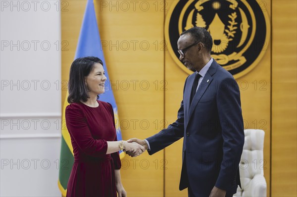 (L-R) Annalena Baerbock (Buendnis 90 Die Gruenen), Bundesaussenministerin, und Paul Kagame, Praesident von Ruanda, aufgenommen im Rahmen eines gemeinsamen Treffens in Kigali, 18.12.2023. Baerbock reist nach Ruanda fuer bilaterale Gespraeche sowie zur Ero