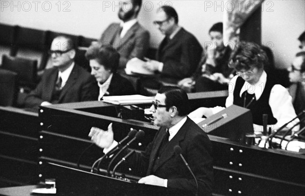 The German Bundestag with the debate on the Radical Decree on 15.11.1974 in Bonn.Werner Maihofer (FPD) at the lectern, Germany, Europe