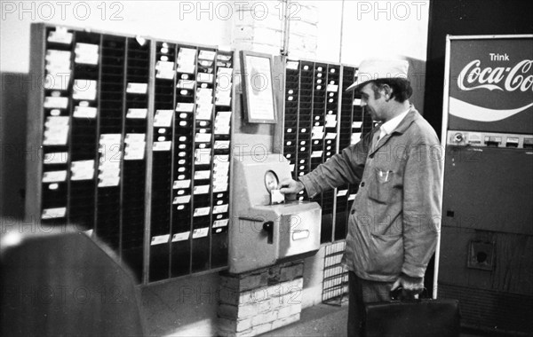 Workers and employees at the time clock of the Pohlschroeder company in Dortmund, Germany, on 01.08.1974, Europe