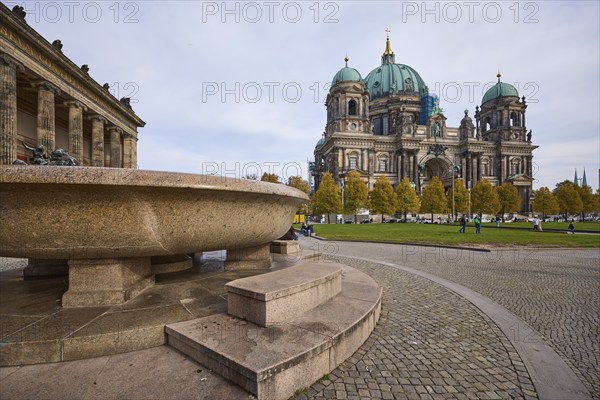 Granite bowl, Altes Museum im Lustgarten and Berlin Cathedral, Berlin, capital city, independent city, federal state of Berlin, Germany, Europe