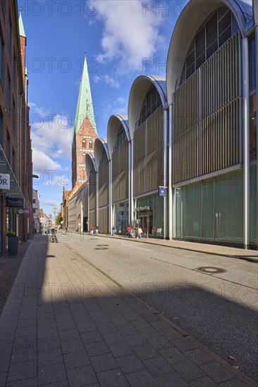 Modern architecture with the Peek & Cloppenburg shop, fashion shop, St. Marien zu Lübeck church, Schüsselbuden street, Hanseatic city of Lübeck, independent city, Schleswig-Holstein, Germany, Europe