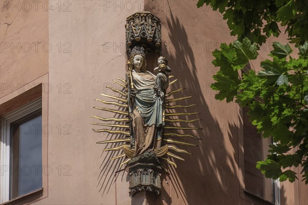 Radiant Madonna, house saint on a residential building, Weinmarkt 12a, Nuremberg, Middle Franconia, Bavaria, Germany, Europe