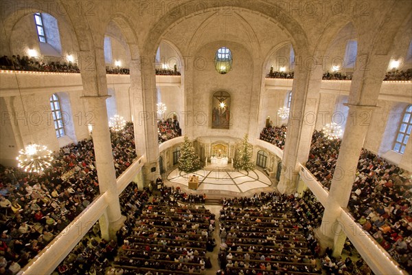 The Christmas season begins on Christmas Eve with the Christmas Vespers of the Dresden Kreuzchor in the Kreuzkirche. The two performances at 2.15 pm and 4.30 pm are attended by thousands of Dresdeners and visitors to the city every year