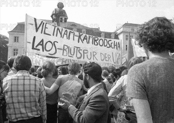 Student associations had called for this and students at Bonn University followed the call for a demonstration on 3.7.1971 against the war in Vietnam, Germany, Europe