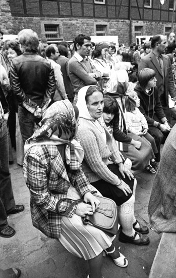 Discussion, song and dance should bring natives and migrants closer together - according to the organisers of the Kemnade - here in 1975 on 28.06.1975 in Bochum, Germany, Europe